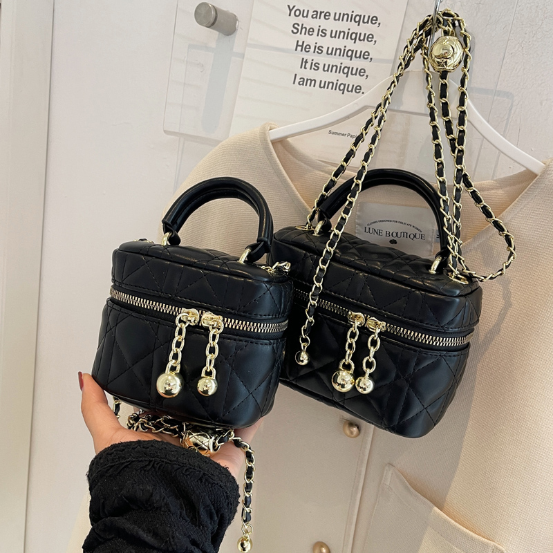 Women's Diamond-Pattern Chain Crossbody Bag, Stylish Small Square Bag for Spring/Summer 2025 Fashion Trends Women's Diamond-Pattern Chain Crossbody Bag, Stylish Small Square Bag for Spring/Summer 2025 Fashion Trends