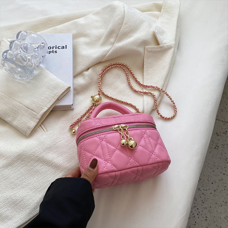 Women's Diamond-Pattern Chain Crossbody Bag, Stylish Small Square Bag for Spring/Summer 2025 Fashion Trends Women's Diamond-Pattern Chain Crossbody Bag, Stylish Small Square Bag for Spring/Summer 2025 Fashion Trends