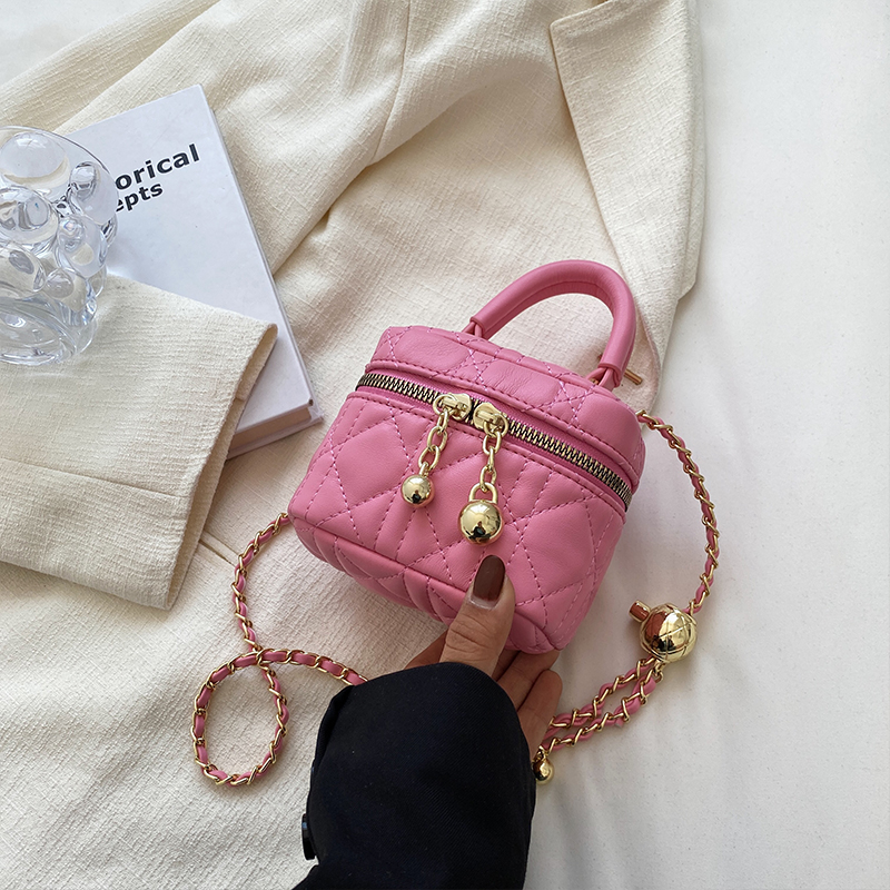 Women's Diamond-Pattern Chain Crossbody Bag, Stylish Small Square Bag for Spring/Summer 2025 Fashion Trends Women's Diamond-Pattern Chain Crossbody Bag, Stylish Small Square Bag for Spring/Summer 2025 Fashion Trends