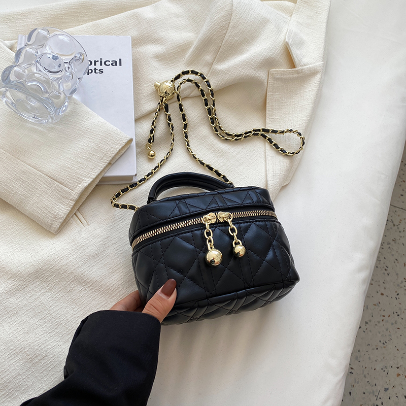 Women's Diamond-Pattern Chain Crossbody Bag, Stylish Small Square Bag for Spring/Summer 2025 Fashion Trends Women's Diamond-Pattern Chain Crossbody Bag, Stylish Small Square Bag for Spring/Summer 2025 Fashion Trends