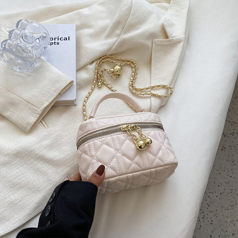 Women's Diamond-Pattern Chain Crossbody Bag, Stylish Small Square Bag for Spring/Summer 2025 Fashion Trends Women's Diamond-Pattern Chain Crossbody Bag, Stylish Small Square Bag for Spring/Summer 2025 Fashion Trends