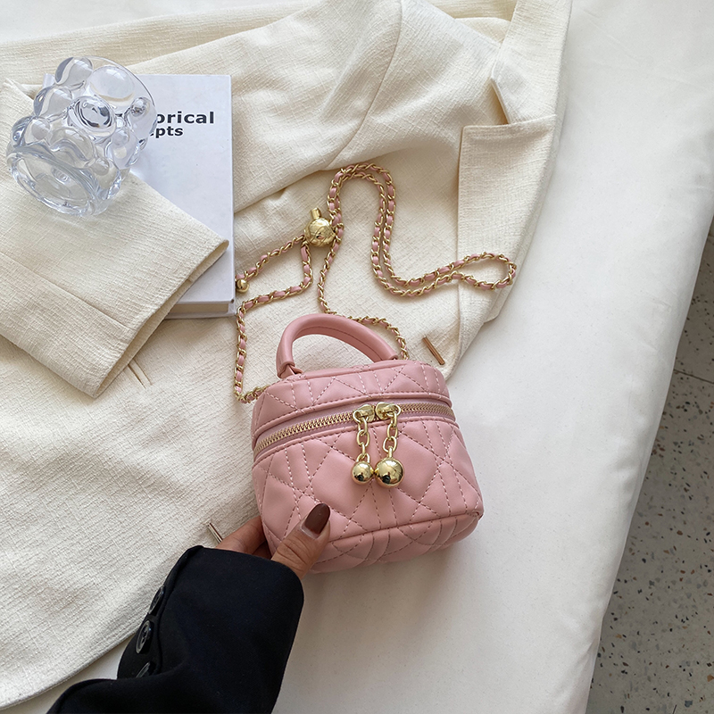 Women's Diamond-Pattern Chain Crossbody Bag, Stylish Small Square Bag for Spring/Summer 2025 Fashion Trends Women's Diamond-Pattern Chain Crossbody Bag, Stylish Small Square Bag for Spring/Summer 2025 Fashion Trends