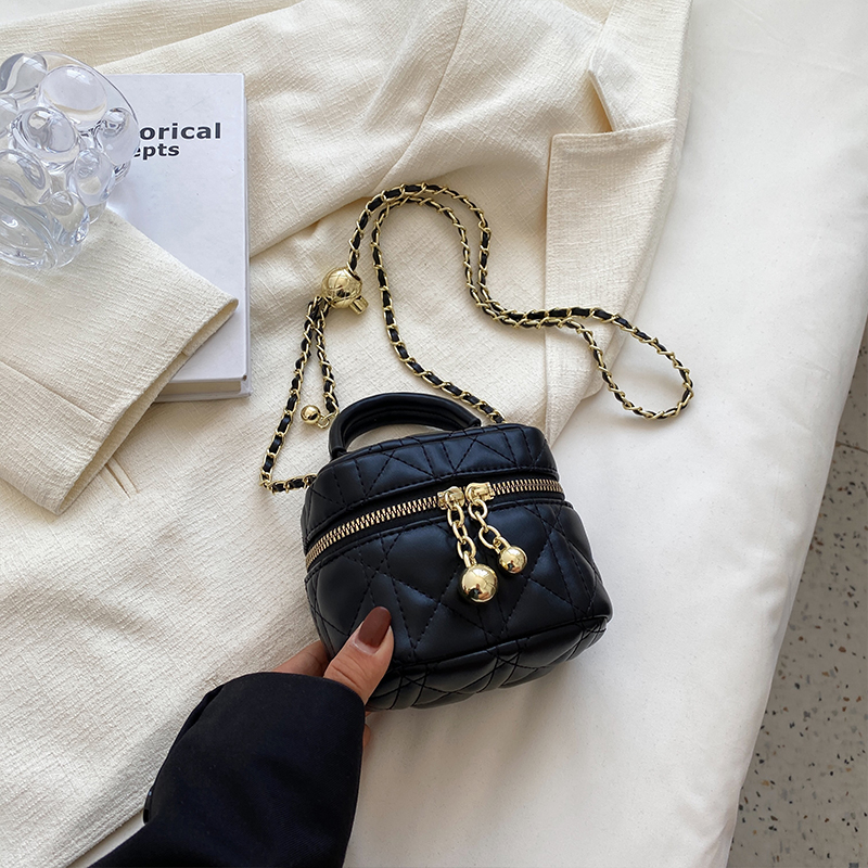 Women's Diamond-Pattern Chain Crossbody Bag, Stylish Small Square Bag for Spring/Summer 2025 Fashion Trends Women's Diamond-Pattern Chain Crossbody Bag, Stylish Small Square Bag for Spring/Summer 2025 Fashion Trends