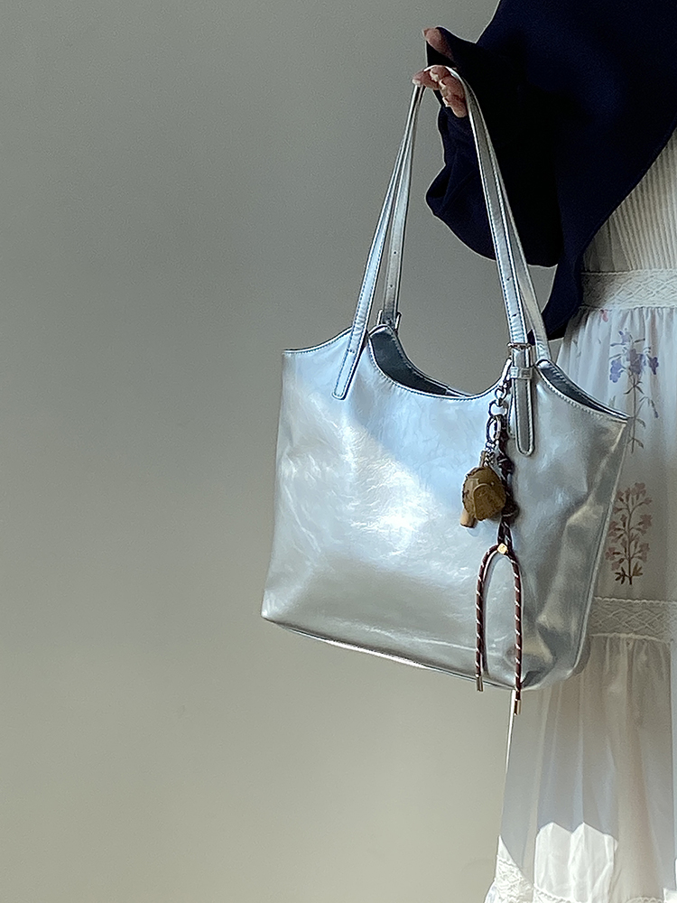Women's Korean Style Silver Tote Bag - Trendy Large Capacity Commuter Shoulder Handbag for 2025 Women's Korean Style Silver Tote Bag - Trendy Large Capacity Commuter Shoulder Handbag for 2025