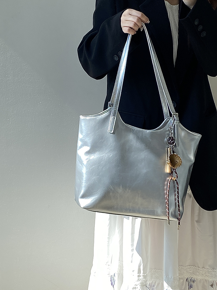 Women's Korean Style Silver Tote Bag - Trendy Large Capacity Commuter Shoulder Handbag for 2025 Women's Korean Style Silver Tote Bag - Trendy Large Capacity Commuter Shoulder Handbag for 2025