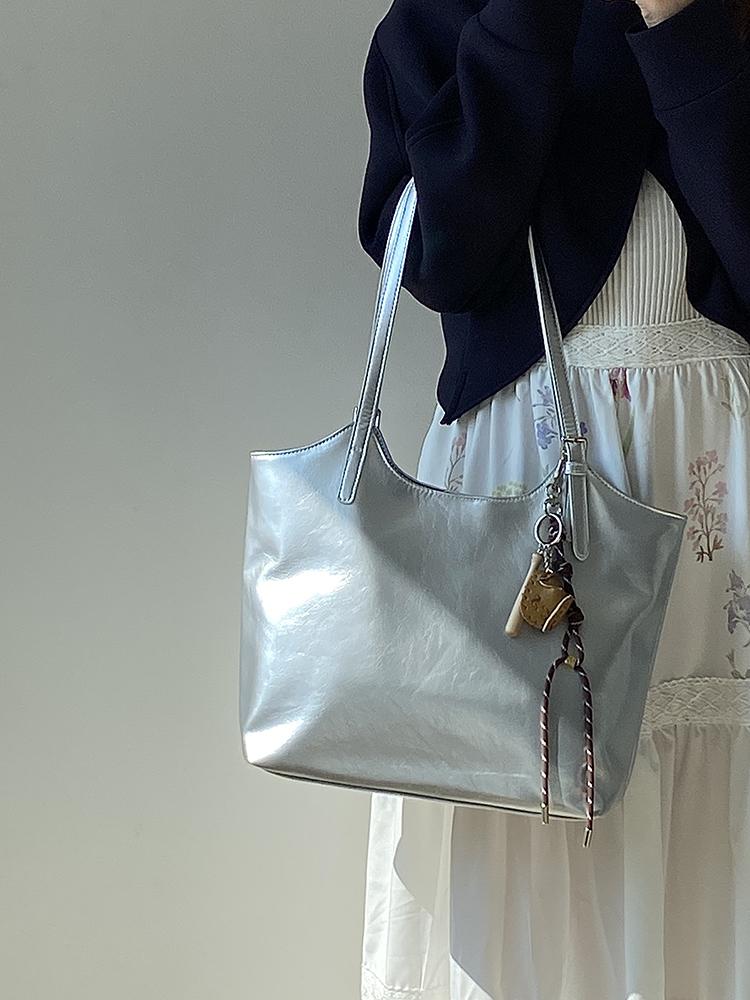 Women's Korean Style Silver Tote Bag - Trendy Large Capacity Commuter Shoulder Handbag for 2025 Women's Korean Style Silver Tote Bag - Trendy Large Capacity Commuter Shoulder Handbag for 2025