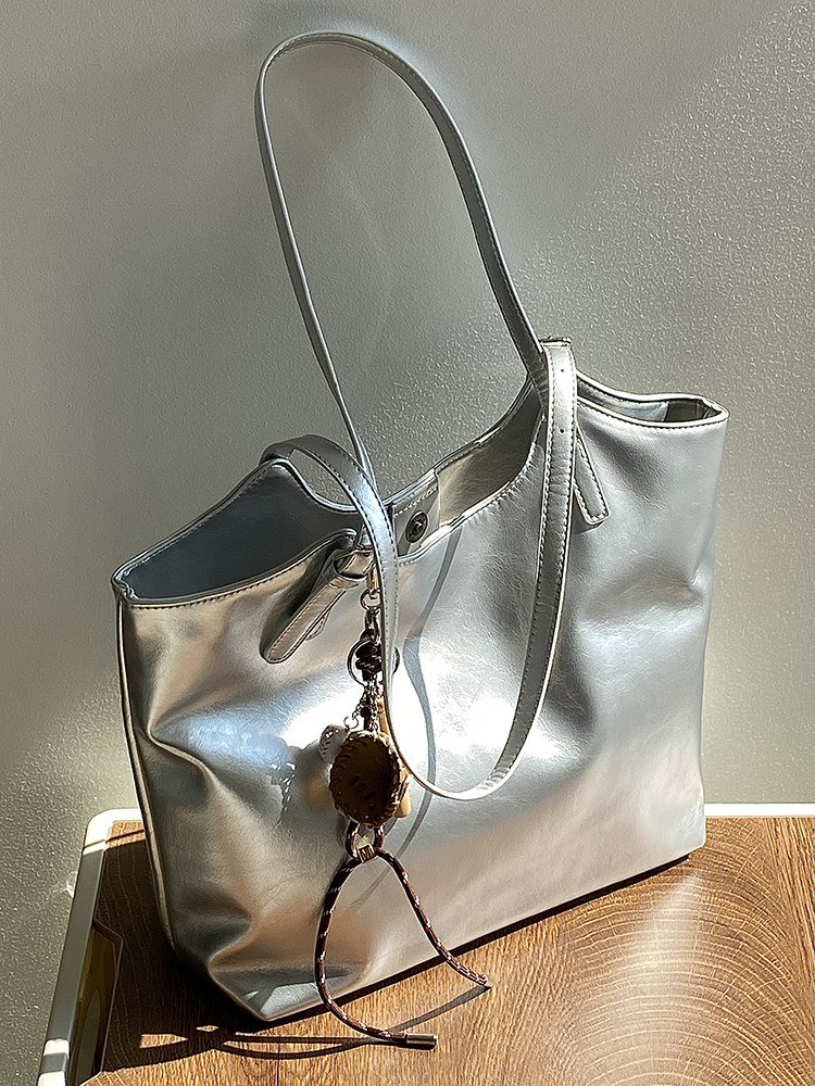 Women's Korean Style Silver Tote Bag - Trendy Large Capacity Commuter Shoulder Handbag for 2025 Women's Korean Style Silver Tote Bag - Trendy Large Capacity Commuter Shoulder Handbag for 2025