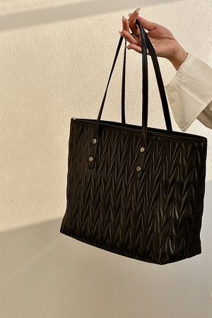 Women's Pleated Tote Bag - Large Capacity Commuter Handbag for Spring Summer 2025 - Stylish and Functional Shoulder Bag