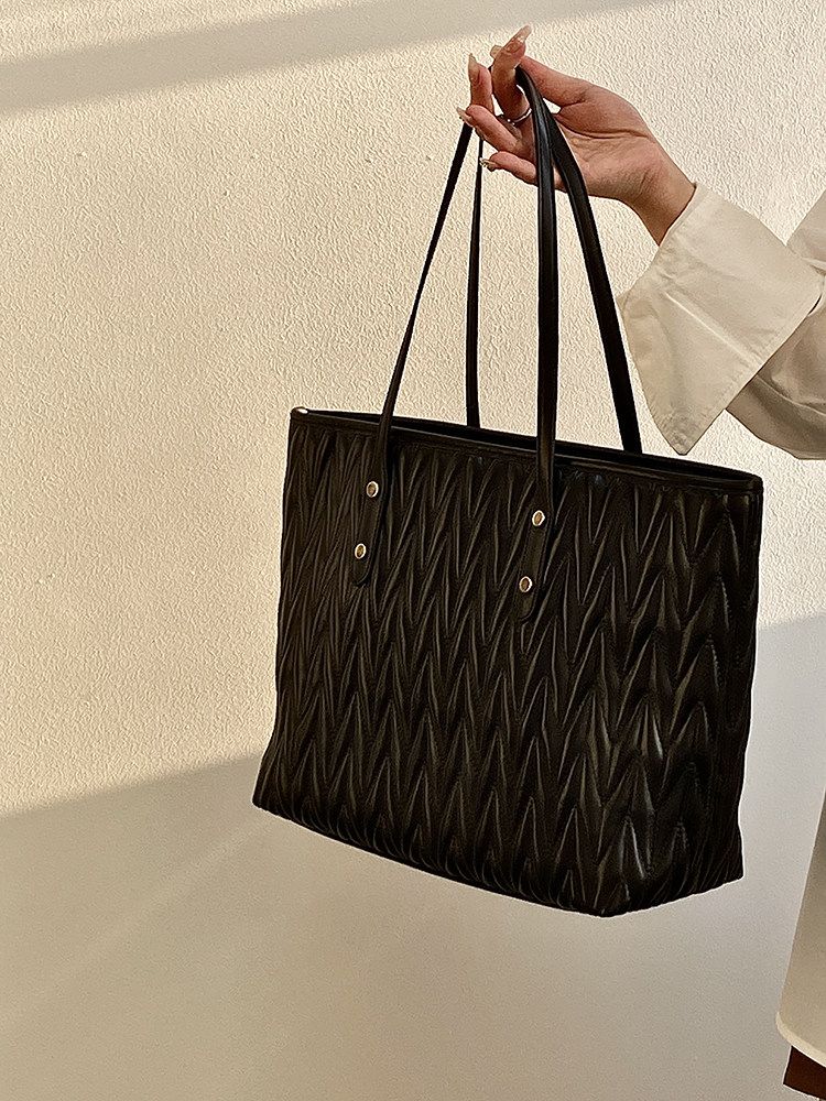 Women's Pleated Tote Bag - Large Capacity Commuter Handbag for Spring Summer 2025 - Stylish and Functional Shoulder Bag Women's Pleated Tote Bag - Large Capacity Commuter Handbag for Spring Summer 2025 - Stylish and Functional Shoulder Bag