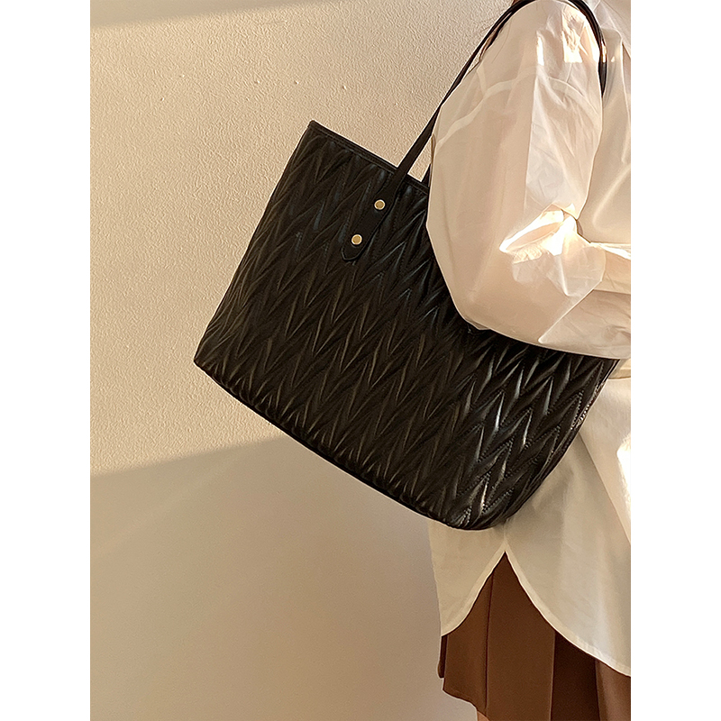 Women's Pleated Tote Bag - Large Capacity Commuter Handbag for Spring Summer 2025 - Stylish and Functional Shoulder Bag Women's Pleated Tote Bag - Large Capacity Commuter Handbag for Spring Summer 2025 - Stylish and Functional Shoulder Bag
