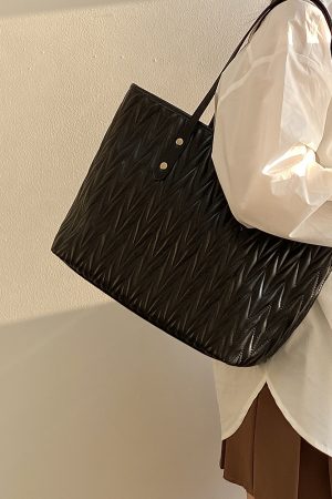 Women's Pleated Tote Bag - Large Capacity Commuter Handbag for Spring Summer 2025 - Stylish and Functional Shoulder Bag