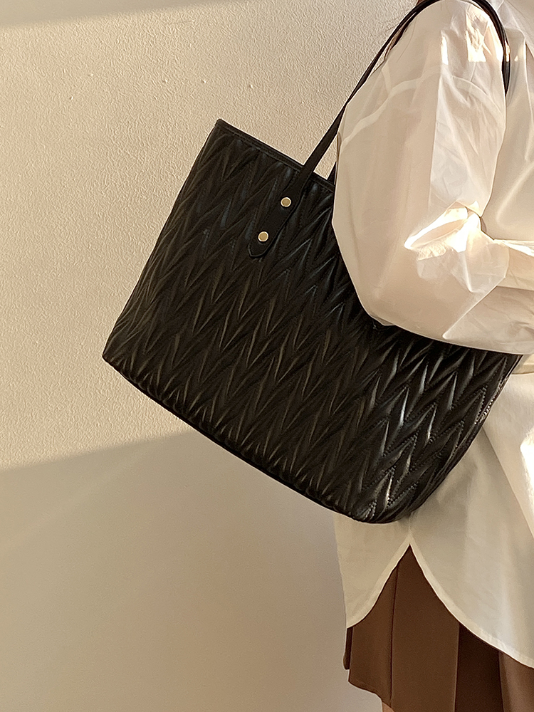 Women's Pleated Tote Bag - Large Capacity Commuter Handbag for Spring Summer 2025 - Stylish and Functional Shoulder Bag Women's Pleated Tote Bag - Large Capacity Commuter Handbag for Spring Summer 2025 - Stylish and Functional Shoulder Bag