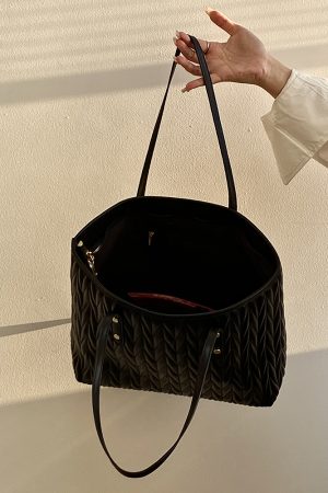 Women's Pleated Tote Bag - Large Capacity Commuter Handbag for Spring Summer 2025 - Stylish and Functional Shoulder Bag