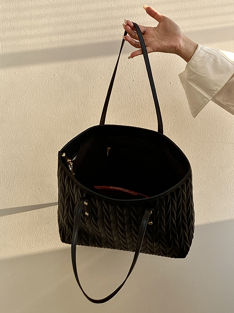 Women's Pleated Tote Bag - Large Capacity Commuter Handbag for Spring Summer 2025 - Stylish and Functional Shoulder Bag Women's Pleated Tote Bag - Large Capacity Commuter Handbag for Spring Summer 2025 - Stylish and Functional Shoulder Bag