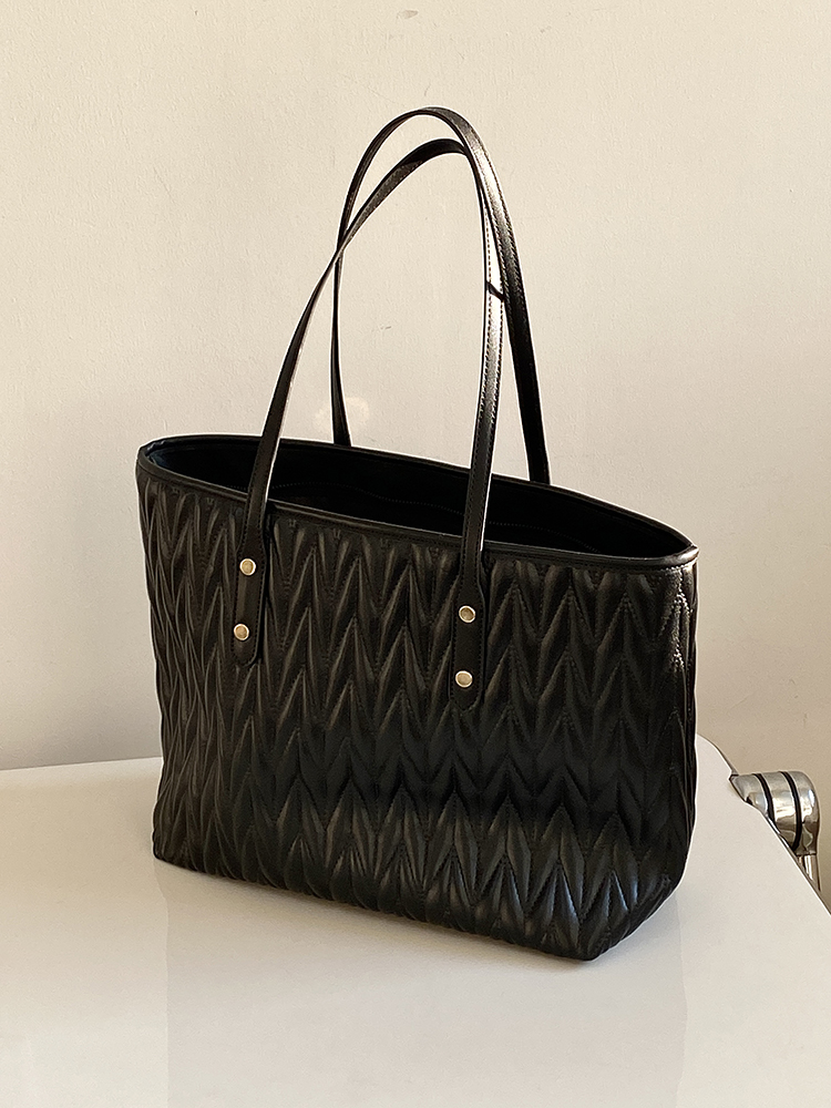 Women's Pleated Tote Bag - Large Capacity Commuter Handbag for Spring Summer 2025 - Stylish and Functional Shoulder Bag Women's Pleated Tote Bag - Large Capacity Commuter Handbag for Spring Summer 2025 - Stylish and Functional Shoulder Bag