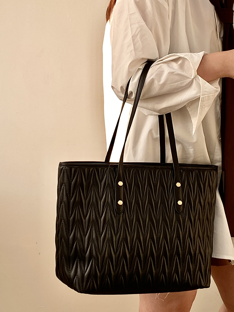 Women's Pleated Tote Bag - Large Capacity Commuter Handbag for Spring Summer 2025 - Stylish and Functional Shoulder Bag Women's Pleated Tote Bag - Large Capacity Commuter Handbag for Spring Summer 2025 - Stylish and Functional Shoulder Bag