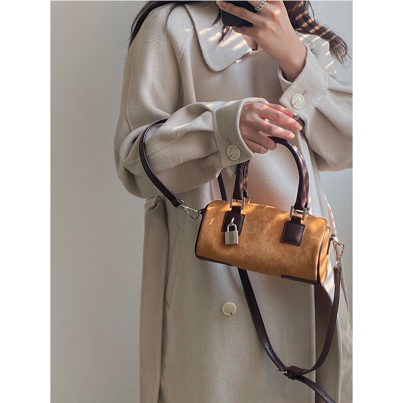 Women's Retro Lock Buckle Handbag - Spring Summer 2025 Shoulder Crossbody Small Bag - Niche Design Fashion Accessory Women's Retro Lock Buckle Handbag - Spring Summer 2025 Shoulder Crossbody Small Bag - Niche Design Fashion Accessory