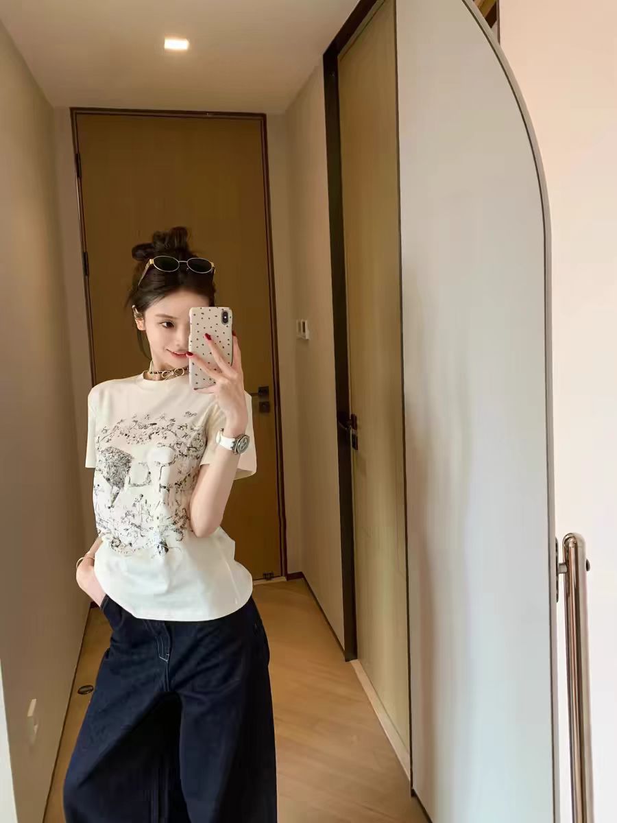 Women's Slim-Fit Short Sleeve T-Shirt with American Retro Lion Sketch Print - Summer Sweet & Spicy Style Women's Slim-Fit Short Sleeve T-Shirt with American Retro Lion Sketch Print - Summer Sweet & Spicy Style