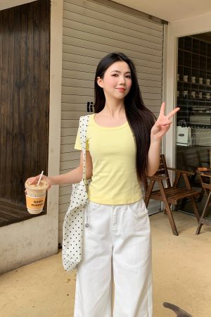 Women's Slim Fit U-Neck Short Sleeve T-shirt - Versatile White Top for Spring 2025, Perfect for Casual 90s Style