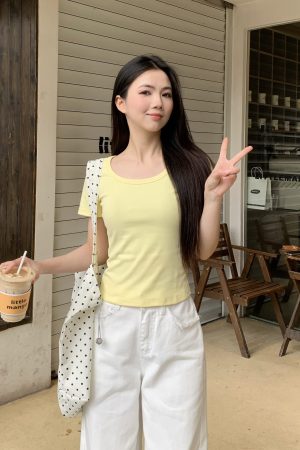 Women's Slim Fit U-Neck Short Sleeve T-shirt - Versatile White Top for Spring 2025, Perfect for Casual 90s Style