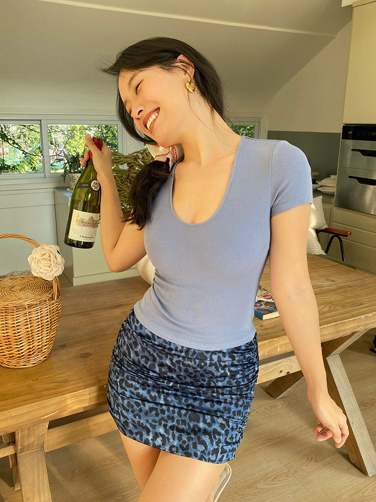 Women's Slim Fit White U-Neck T-Shirt - Sexy Tight Stretchy Short Sleeve Top for Hot Girl Style Women's Slim Fit White U-Neck T-Shirt - Sexy Tight Stretchy Short Sleeve Top for Hot Girl Style