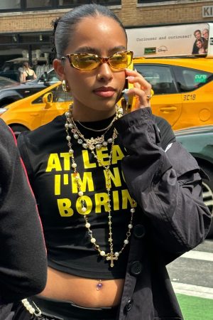 Y2K American Retro Black Short Sleeve Crop Top for Women - Slim Fit, Straight Shoulder, Stylish Letter Design