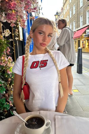 Y2K American Retro Off-Shoulder Short Sleeve Crop Top T-Shirt for Women - Slim Fit White Digital Design