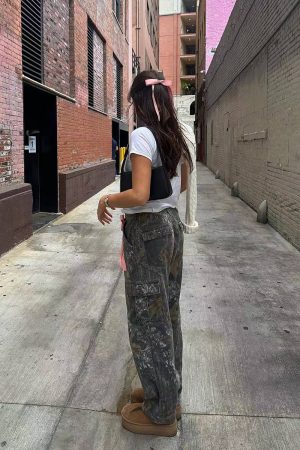 Y2K American Retro White Short-Sleeved Crop Top for Women - Trendy Midriff-Baring Summer Shirt in European Style