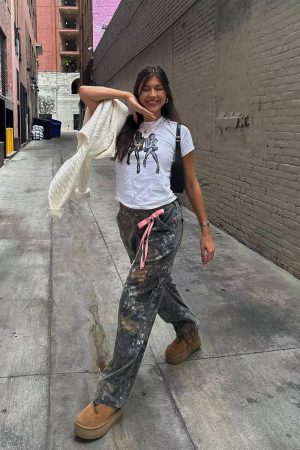 Y2K American Retro White Short-Sleeved Crop Top for Women - Trendy Midriff-Baring Summer Shirt in European Style