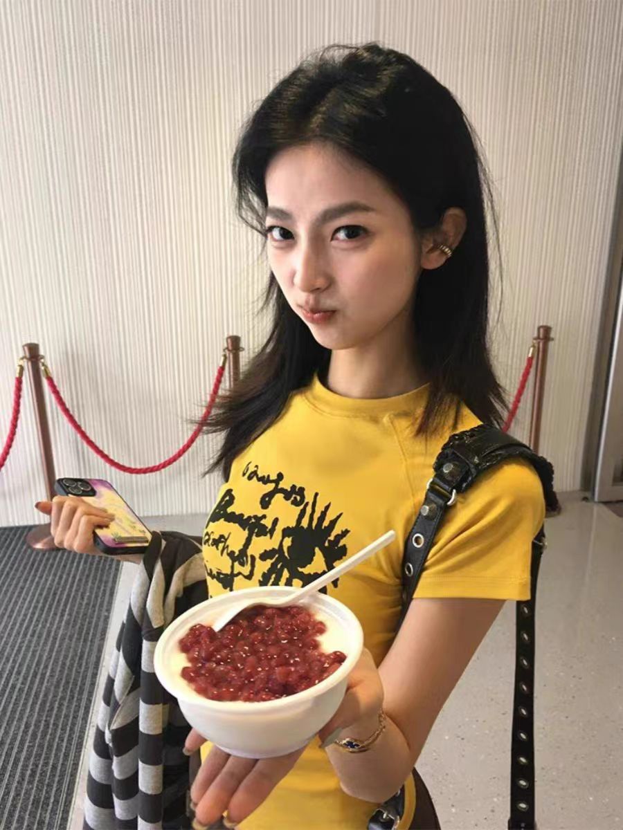 Yellow Off-Shoulder T-Shirt for Women - Graffiti Print, Short Sleeves, Slim Fit, Summer Sweet and Spicy Style Yellow Off-Shoulder T-Shirt for Women - Graffiti Print, Short Sleeves, Slim Fit, Summer Sweet and Spicy Style