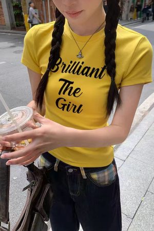 Yellow Retro Slim-Fit Short Sleeve T-Shirt for Women with Letter Print, Round Neck, Flattering Summer Style