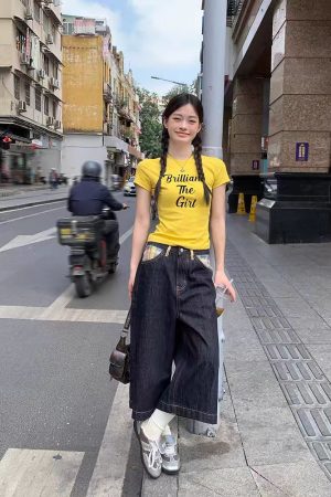 Yellow Retro Slim-Fit Short Sleeve T-Shirt for Women with Letter Print, Round Neck, Flattering Summer Style