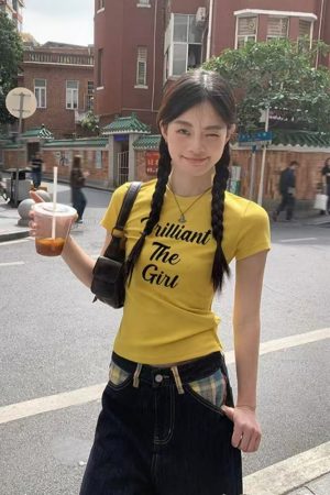 Yellow Retro Slim-Fit Short Sleeve T-Shirt for Women with Letter Print, Round Neck, Flattering Summer Style