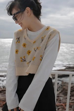 Floral Cropped Sweater Vest