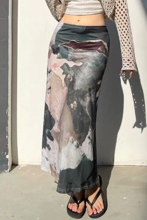 Low Rise Graphic Printed Midi Skirt