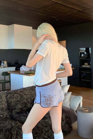 Rase le sol Deep V Cross-Stitch Gothic Letter Tee