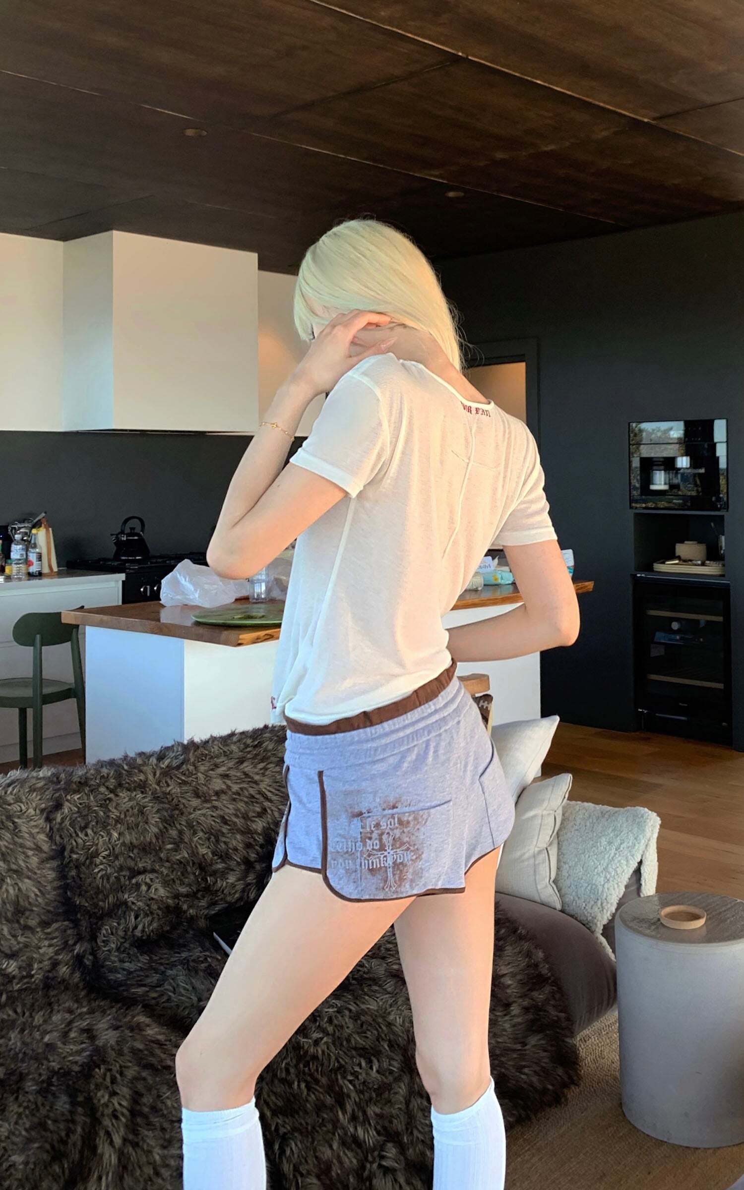 Rase le sol Deep V Cross-Stitch Gothic Letter Tee Rase le sol Deep V Cross-Stitch Gothic Letter Tee