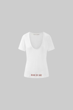 Rase le sol Deep V Cross-Stitch Gothic Letter Tee
