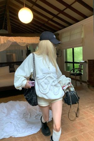 Rase le sol Embroidered Bow Off-Shoulder Sweatshirt