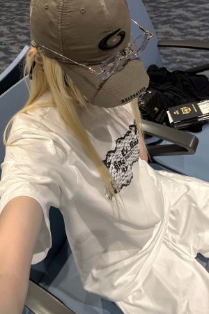 Rase le sol Lace-Inspired Graphic Oversized Tee