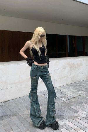 Rase le sol Multi-Pocket Distressed Flared Jeans