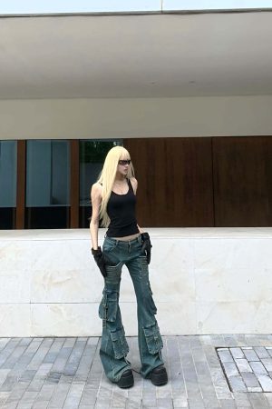 Rase le sol Multi-Pocket Distressed Flared Jeans