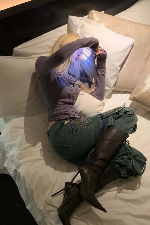 Rase le sol Multi-Pocket Distressed Flared Jeans