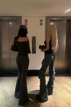 Rase le sol Multi-Pocket Distressed Flared Jeans