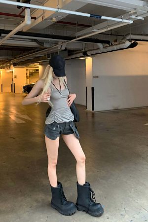 Rase le sol Multi-Pocket Utility Denim Shorts