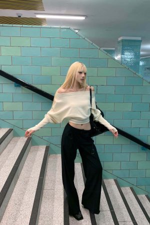 Rase le sol Off-Shoulder Knit Cropped Sweater