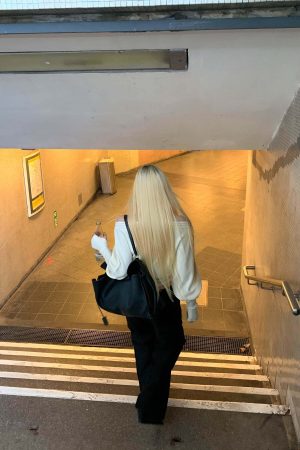 Rase le sol Off-Shoulder Knit Cropped Sweater