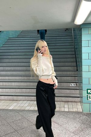 Rase le sol Off-Shoulder Knit Cropped Sweater