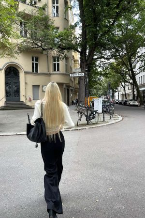 Rase le sol Off-Shoulder Knit Cropped Sweater