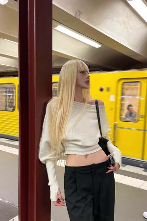 Rase le sol Off-Shoulder Knit Cropped Sweater